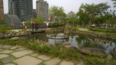 Pond Garden; the water links the Da-An Forest Park and Subway Station.